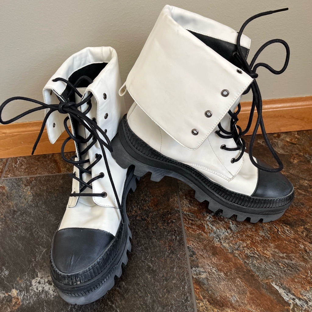 Women’s Free People Goldie White Lug Sole Lace Up Convertible Boot. Size 39(8.5)